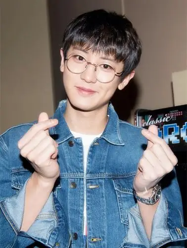 exo朴灿烈tommy hilfiger巴黎时装周速递,斯文眼镜哥身边女人多