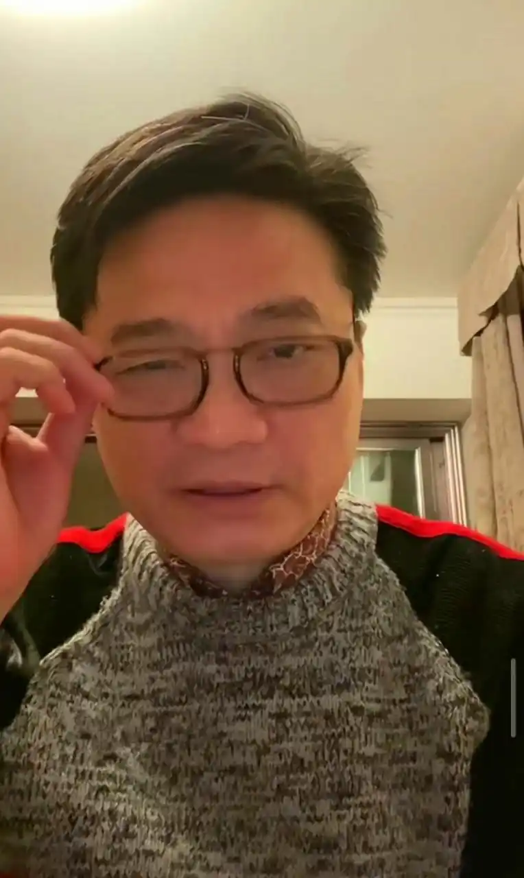 前央视名嘴60岁生日,身穿毛衣戴着黑框眼镜出镜