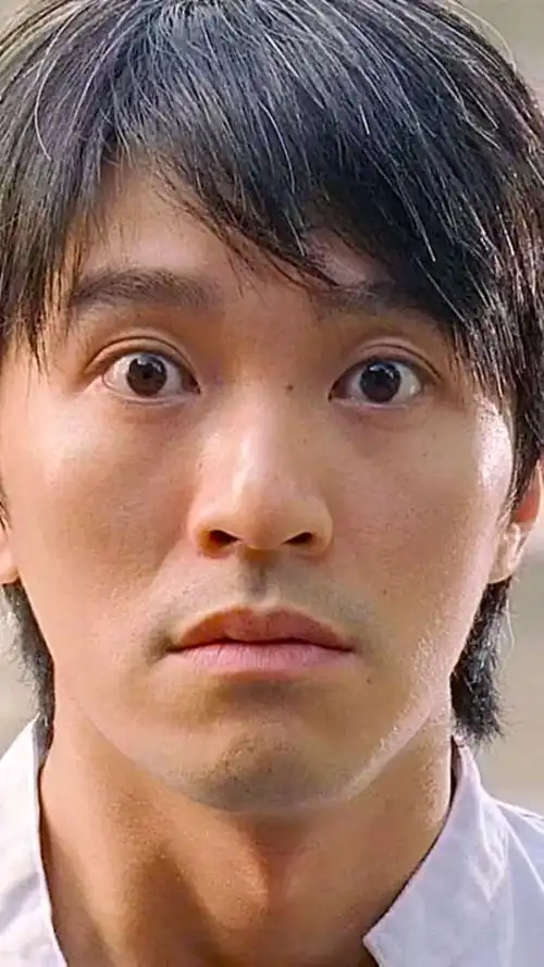 戴上墨镜的星爷,却流下了一滴泪水,不知是为谁而流?