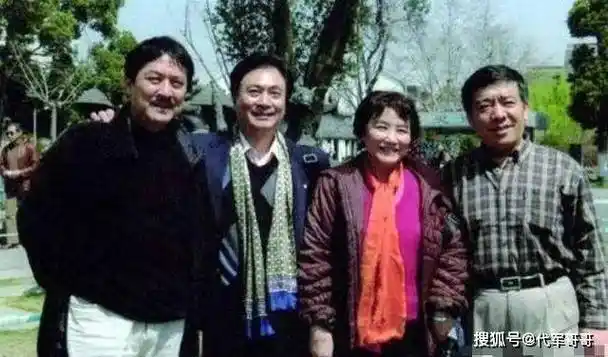 原来他早已离世!照顾患癌妻子43年,自己却不幸猝死片场