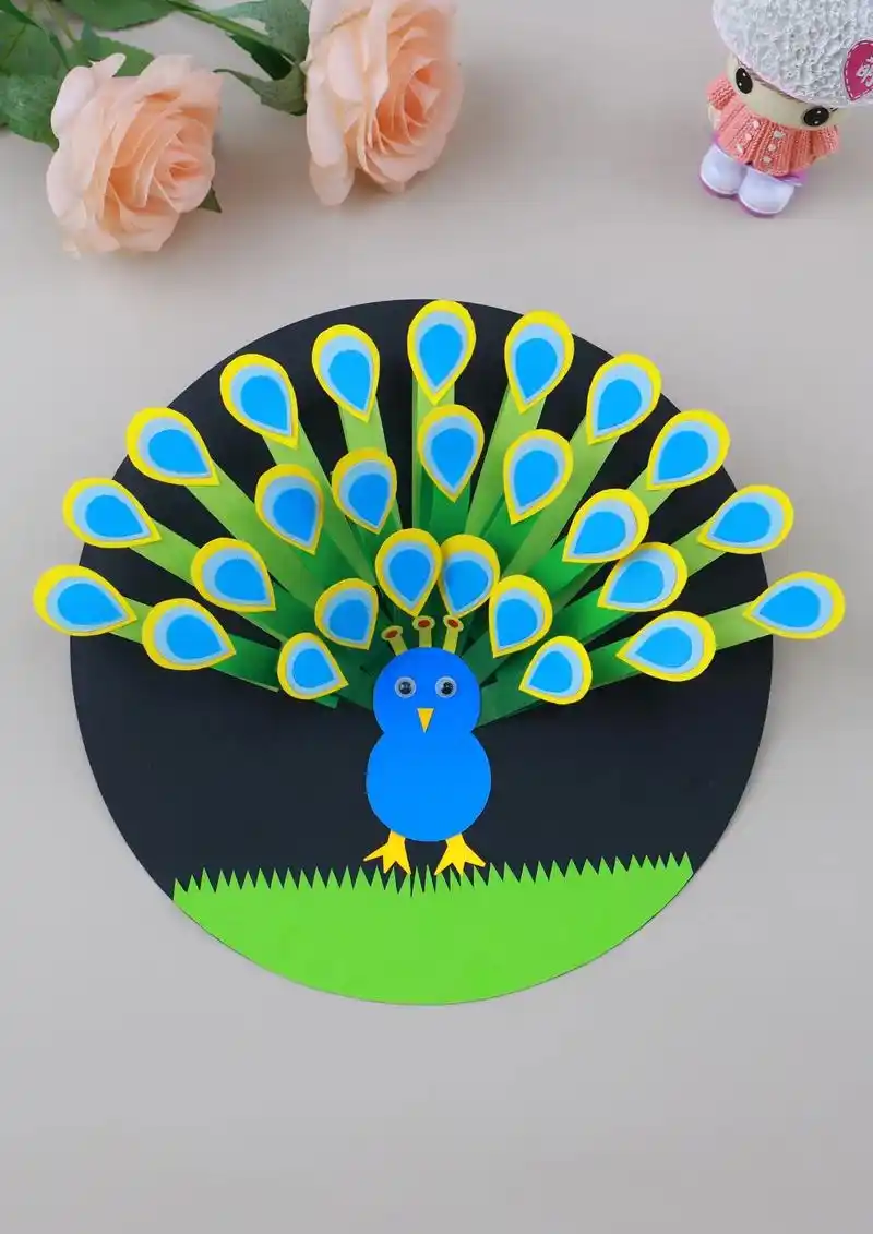 孔雀开屏拼贴画.