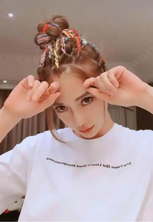 脏辫在当下是一种很潮流的发型,脏辫就是把头发给紧紧地缠绕在一起,在