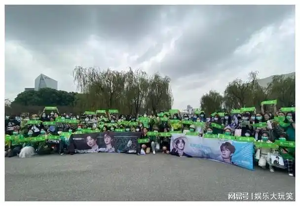 王一博机场遭粉丝围堵数名保镖护送女粉激动尖叫