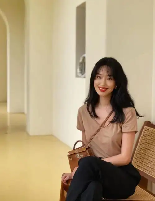 杨采钰太会穿了基础款单品却穿出高级感尽显法式优雅风情