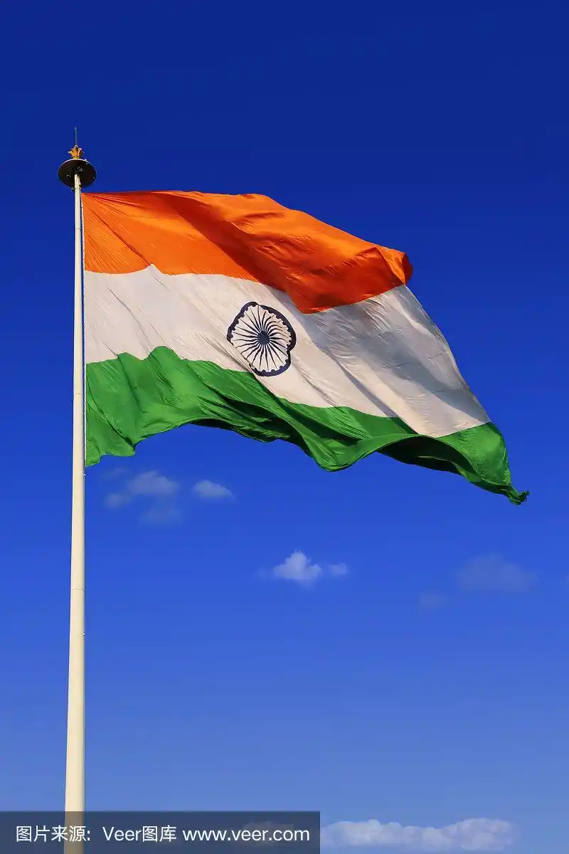 三色印度国旗与天空的背景