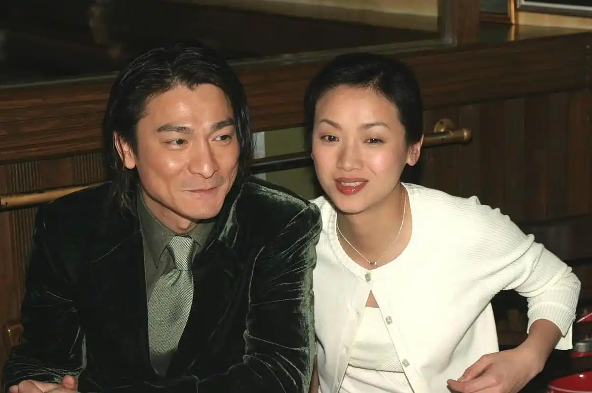 2004年,刘德华演唱会上,他突然单膝跪地,向吴倩莲求婚:"我喜欢你很久