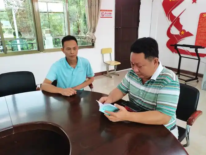 对四联村干部进行访谈