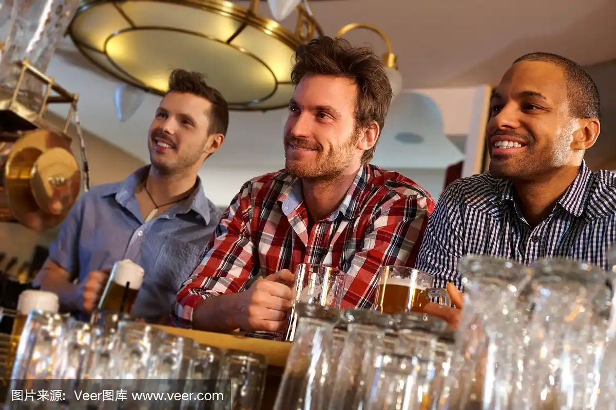 朋友们在吧台喝酒