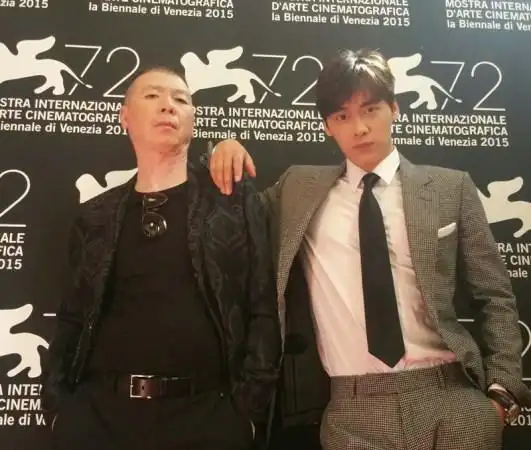 冯小刚李易峰秀"父子照 亲密勾肩似兄弟