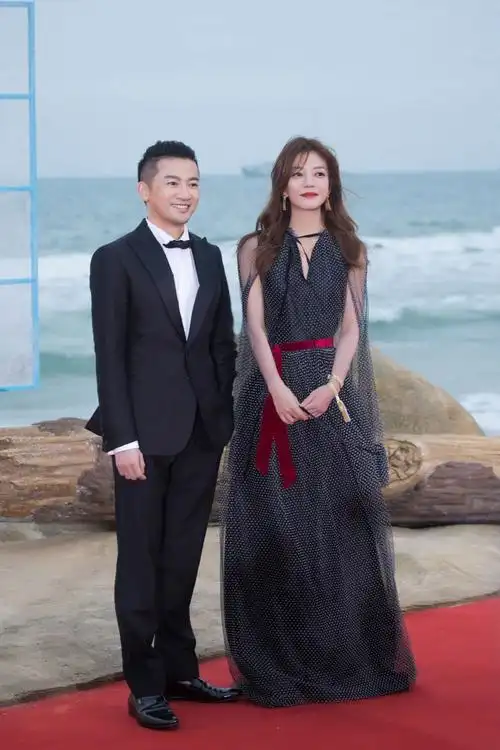 赵薇瘦下来真好看,穿波点裙美回18岁,合影苏有朋献"回忆杀"