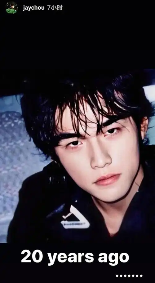 周杰伦出道20周年晒青涩旧照,清新俊逸,网友调侃:我就说我是颜粉