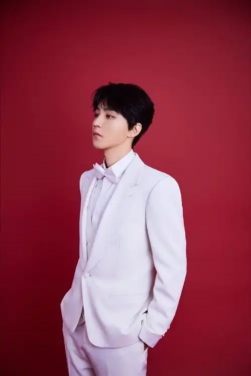 王俊凯白西服套装