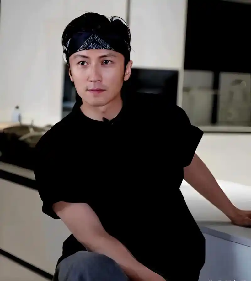 谢霆锋看起来状态很好!#动态创作月