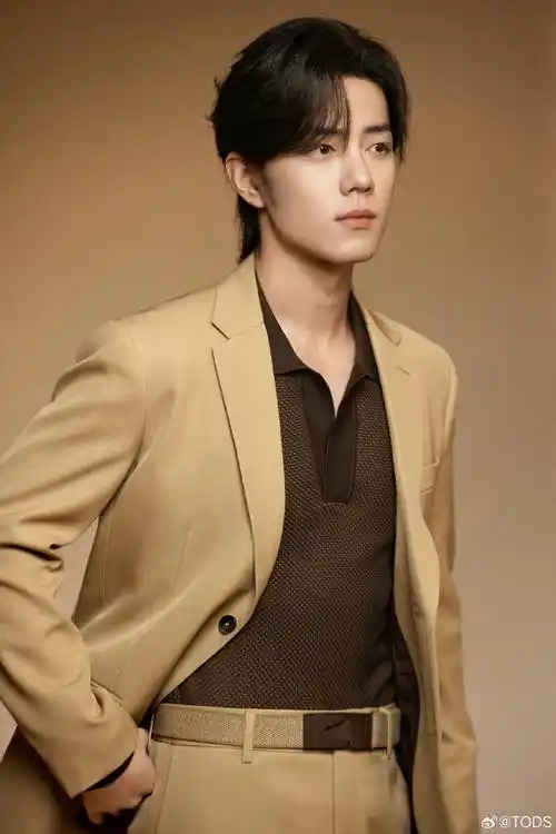 令人称羡的肖战海外待遇!登上霓虹年度杂志封面,太有排面了