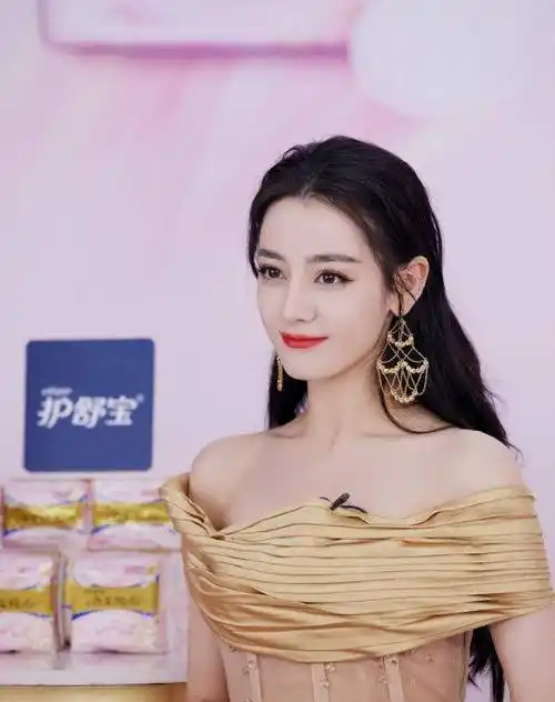 原创迪丽热巴晒最新自拍转发破百万晒出自拍不露脸眼睛神似老板杨幂