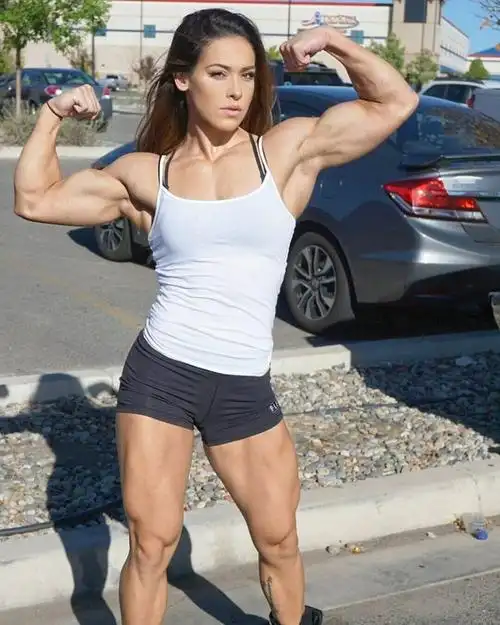 女生可以在肌肉发达同时依然保持女性魅力?她的确如此!