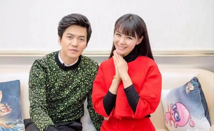 李健老婆首曝光!打扮朴素气质出众,两人同为学霸还是青梅竹马?