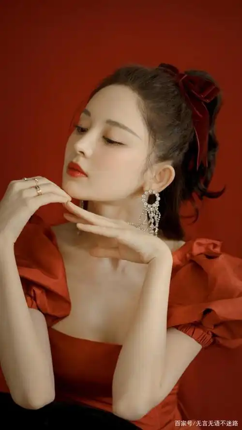 古力娜扎 蝴蝶结红裙 冷艳写真