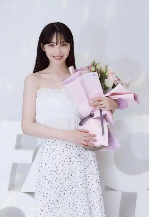 许梦圆撩人光影性感图片写真