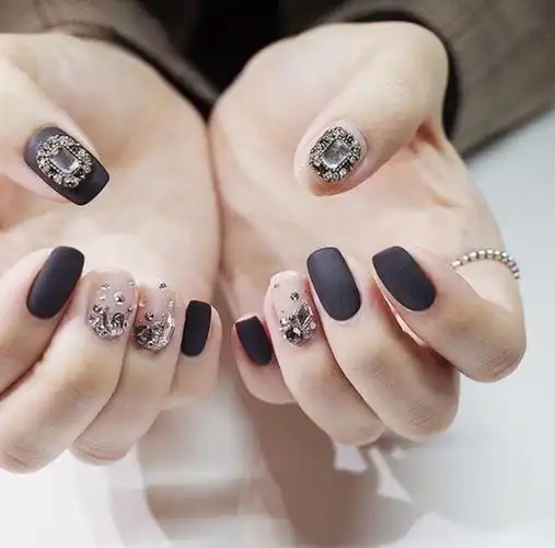 谁说黑色美甲是酷girl的专利,可盐可甜的黑色美甲超百搭的!