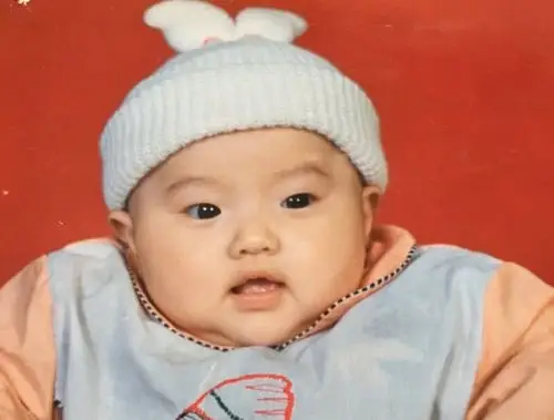 景甜罕见童年照曝光脸小眼大腿长网友从小美到大