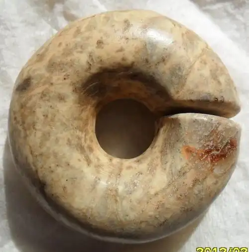 欣赏红山玉玦不知是玉否