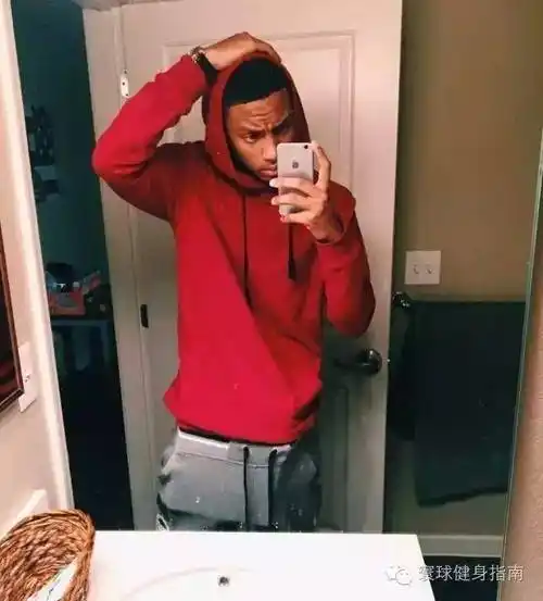 男生怎样自拍显"丁丁大"弱爆了,看看某音上女生直播卖紧身裤,搞笑又上