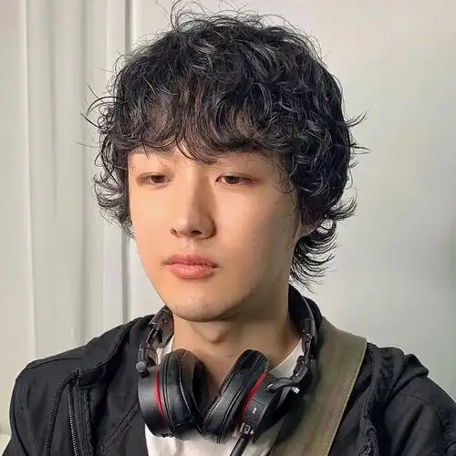 帅气潮男烫发发型