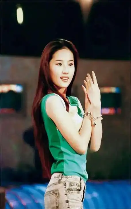 刘亦菲15岁快本旧照曝光,网友惊呼:这才是真正的"初代颜值"吧