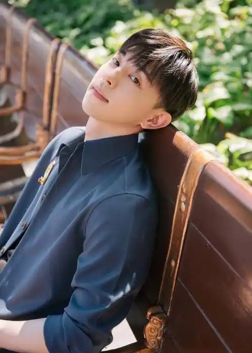 邓伦第一作为90后男演员他太成功了