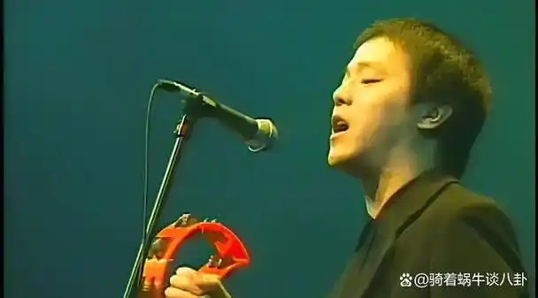 王菲带李嫣看演唱会,苹果肌充盈显年轻,为何最爱谢霆锋有答案了