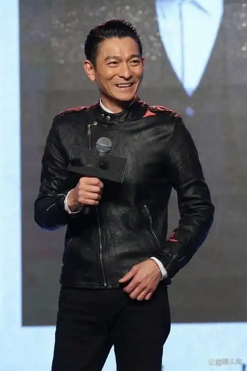 62岁刘德华告诉你:发型一丝不苟,裤子短一截,到老也不油腻