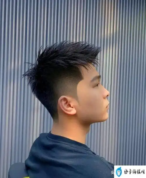 两侧铲短的男士发型首先就是显得特别的干净利落,大多数男士一般都不