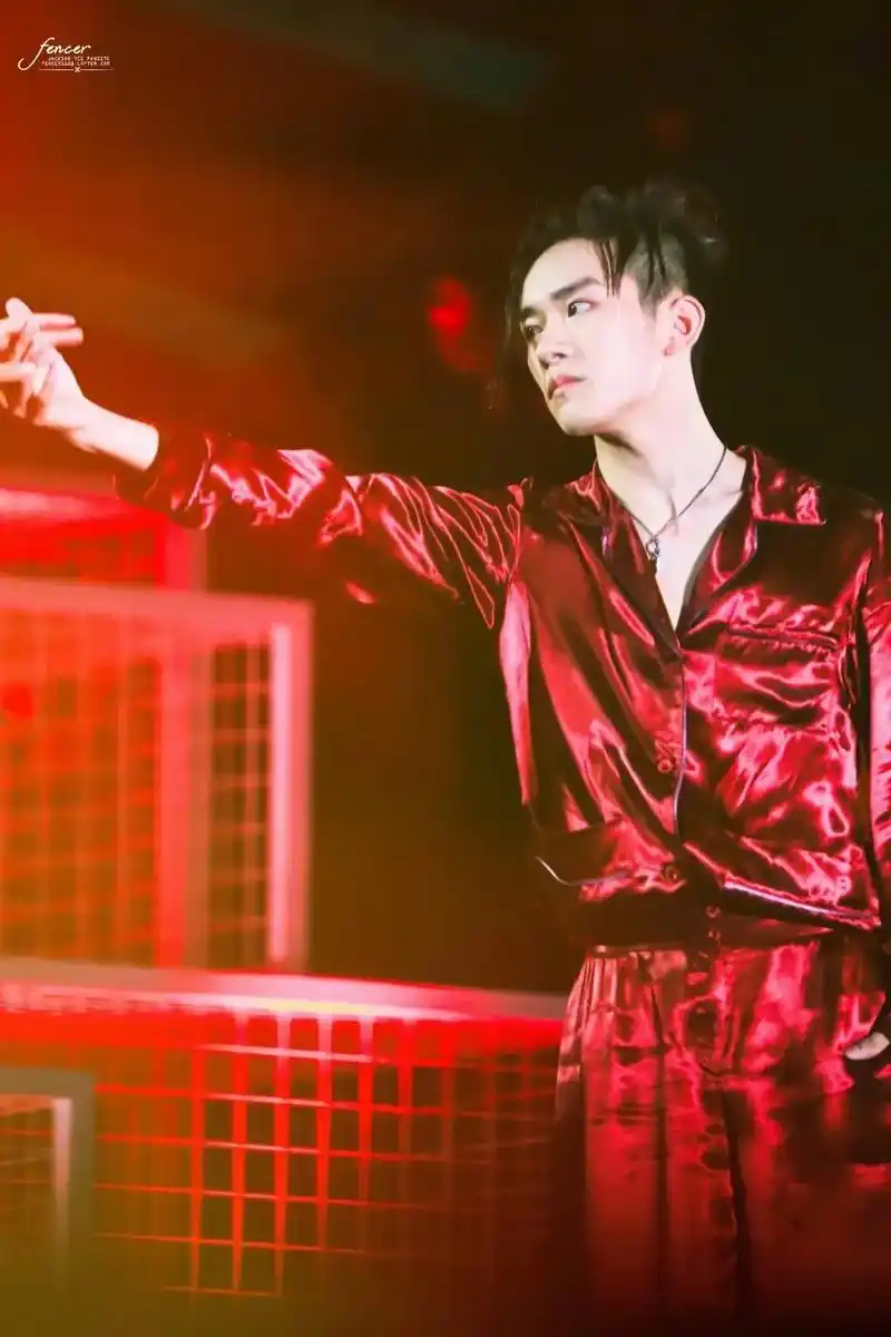 1128易烊千玺红色跟易烊千玺绝配#易烊千玺#易烊千玺跳舞  - 抖音