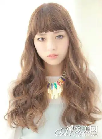 齐刘海修饰了小脸,而微翘蓬松的发尾,给人一种乖乖女孩的感觉.