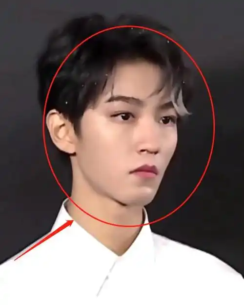 王俊凯挑染刘海帅?无精修怼脸生图说明一切,真实状态细节明显