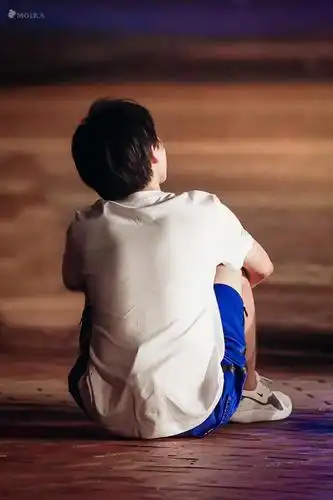 王俊凯的背影原图!