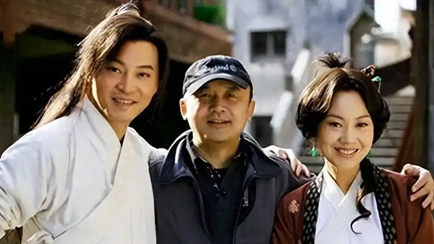 离谱,曝闫妮与小7岁李晨热恋,离异19年频谈姐弟恋,别再造谣了_父母