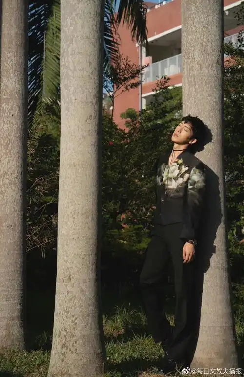 井柏然花意绿影大片##时尚芭莎慈善晚宴