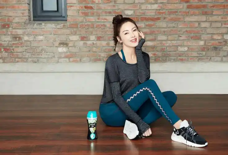 张雨绮以利落的运动装出镜,干净清爽,活力无限,并且在健身房施展出"