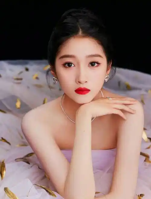 第三辑中,关晓彤,于和伟,王俊凯身穿镀金贴身紧身裙上台领奖,秀出时尚