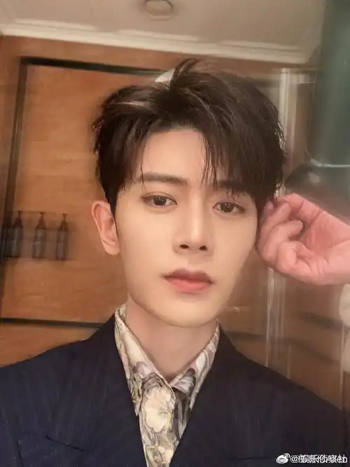 任嘉伦连发九张自拍#九张照片看似一模一样,但每一张都是不同的帅气