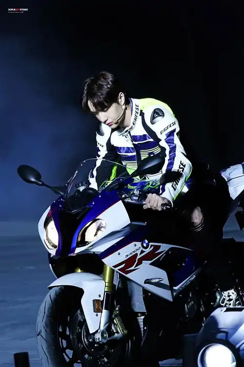 王一博只在自己第一次正式比赛的时候戴过肖战送的头盔,那次比赛很