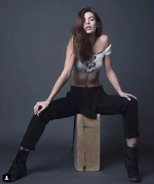 sadie newman是一位英国姑娘,今年24岁,但16岁就出道做模特了,身高178