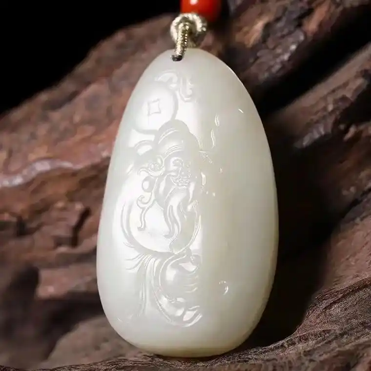 天然新疆和田玉财神吊坠玉质细腻