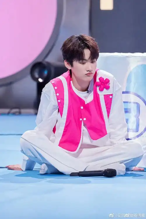 周柯宇你好星期六洗车剧照,表示自己反应能力不咋地哈哈,笑的好可爱啊