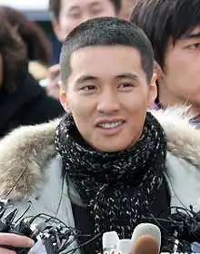 潮流:元彬入伍前以清爽短发示人