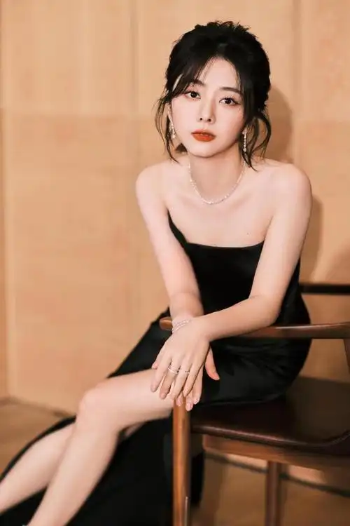 黑色礼服谭松韵