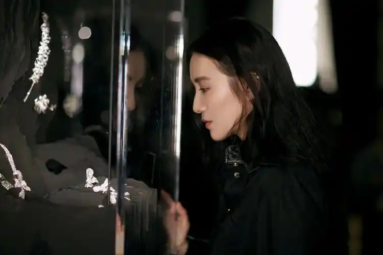 宋佳时尚酷甜写真图片,分享一组宋佳图片给大家,图中的明星图片壁纸会