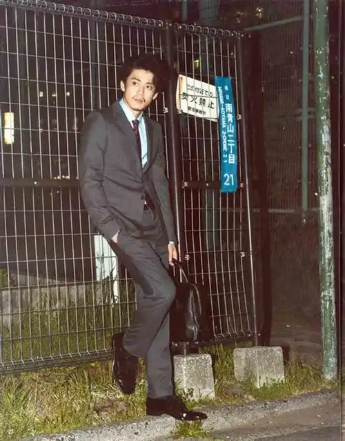 穿西装留胡子的小栗旬究竟有多帅?_日本设计小站_零二七艺考